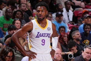 九游体育官方网站-布朗尼必须成为轮换球员？韦德：不要给他施加这种压力 他在进步