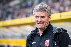 九游体育官方网站-联赛第二&amp;距榜首1分，官方：科隆主帅施特鲁伯下课，冯克尔接任