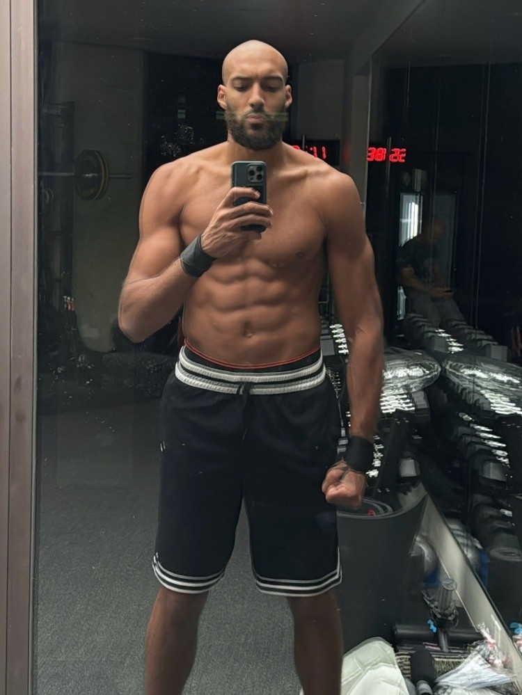 九游官网-戈贝尔展示全新光头造型，前队友唐斯以法语幽默调侃：兄弟这是彻底秃了？